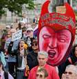 Manifestantes reúnem-se em Aberdeen, na Escócia, contra a visita de Donald Trump ao país. (26/07/2025)  Foto: REUTERS - Russell Cheyne / RFI