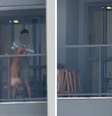 Homem foi filmado batendo em cachorro na sacada de apartamento em Londrina  Foto: Reprodução/Intagram/Deivid Wisley