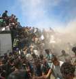 Palestinos em Gaza tentam alcançar comida que chegou ao território neste dia 27 de julho  Foto: EPA / BBC News Brasil