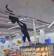 Policial militar subiu em gôndolas do supermercado para tirar homem que estava pendurado no teto  Foto: Reprodução/X