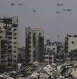 Ajuda humanitária é lançada de avião aos palestinos sobre a cidade de Gaza, na Faixa de Gaza, segunda-feira, 28 de julho de 2025.  Foto: AP - Jehad Alshrafi / RFI