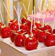 O bombom é inspirado na tradicional maçã do amor. Confeiteiros dizem que o doce já existia, mas ganhou força por causa da repercussão na internet  Foto: Greudin wikimedia commons / Flipar