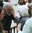 Gilberto Gil cumprimenta Fernanda Montenegro na missa de sétimo dia de Preta Gil  Foto: Victor Chapetta/AgNews