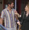 Odete conduz Walter até a área externa de um restaurante e o deixa atônito ao lhe entregar um carro de luxo  Foto: Reprodução/TV Globo