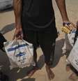 Palestinos recolhem mantimentos lançados no mar Mediterrâneo por via aérea sobre o centro de Gaza, na costa de Zawaida, Faixa de Gaza, terça-feira, 29 de julho de 2025.  Foto: AP - Abdel Kareem Hana / RFI