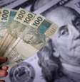 O dólar à vista fechou em baixa de 0,78%, a R$5,46  Foto: Saulo Angelo/GettyImages