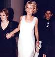 Winona Ryder e Gwyneth Paltrow aparecem de mãos dadas durante o Globo de Ouro de 1998, em Los Angeles  Foto: Jeff Kravitz / GettyImages
