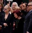 Viúva de Ozzy Osbourne é amparada pelos filhos durante funeral do músico  Foto: Reuters