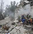 Equipes de resgate buscam sobreviiventes nos escombros de um prédio de Kiev, destruído por um bombardeio russo na madrugada desta quinta-feira, 31 de julho de 2025.  Foto: © AP/Efrem Lukatsky / RFI