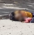 O vídeo transmitido pela TV Al Araby mostra Mohamed e Layan deitados um ao lado do outro na rua  Foto: Al Araby TV / BBC News Brasil