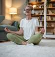 Mulher realizando uma meditação em sua casa  Foto: Migma_Agency / Adobe Stock