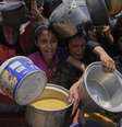 Civis palestinos durante distribuição de comida na Cidade de Gaza, em 26 de julho de 2025.  Foto: AP - Abdel Kareem Hana / RFI