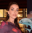 Grávida, jornalista famosa é atacada por tubarão em praia e passa por cirurgia. Saiba estado de saúde.  Foto: Reprodução, Instagram / Purepeople