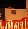 Fotos dos trabalhadores da mina El Teniente junto com a bandeira do Chile, diante do local do acidente. Imagem de 2 de agosto de 2025.  Foto: REUTERS - Pablo Sanhueza / RFI