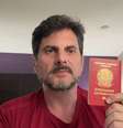 O passaporte diplomático é uma das cinco modalidades de passaporte que o governo brasileiro concede aos seus cidadãos  Foto: ES) mostra passaportes durante live -  Marcos do Val/Youtube / Perfil Brasil