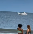 Avião faz pouso de emergência no mar  Foto: Reprodução/Redes sociais