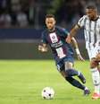 Bremer, da Juventus, contra Neymar, ainda pelo PSG, em 2022  Foto: Philippe Signe/Anadolu Agency/Getty Images