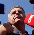 Bolsonaro conversa com jornalistas em 18 de julho, após ter sua tornozeleira instalada em Brasília  Foto: DW / Deutsche Welle