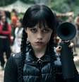 Jenna Ortega como Wadinha   Foto: Netflix/Reprodução/Instagram / Elas no Tapete Vermelho