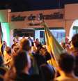 Apoiadores do ex-presidente Jair Messias Bolsonaro (PL) reunidos em uma das entradas do condomínio Solar de Brasília, onde ele mora, em Brasília (DF), na noite desta segunda-feira, 4 de agosto de 2025.  Foto: EDUARDO F. S LIMA/ATO PRESS/ESTADÃO CONTEÚDO