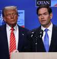 Donald Trump e Marco Rubio, secretário de Estado, durante conferência da OTAN; agência ligada ao departamento de Rubio fez ataques ao programa Mais Médicos e anunciou revogação de vistos de autoridades brasileiras ligadas ao programa  Foto: Beata Zawrzel/NurPhoto via Getty Images