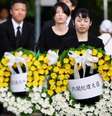 O primeiro-ministro japonês Shigeru Ishiba caminha entre coroas de flores durante o evento que marca o 80º aniversário do bombardeio atômico em Hiroshima, no oeste do Japão, em 6 de agosto de 2025.  Foto: REUTERS - Kim Kyung-Hoon / RFI