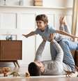 A presença paterna impacta diretamente o desenvolvimento emocional das crianças  Foto: fizkes | Shutterstock / Portal EdiCase