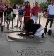 Homem acendeu cigarro em monumento em Paris  Foto: ANSA / Ansa - Brasil