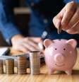 Manter o essencial com equilíbrio e propósito é a chave para economizar e fazer o dinheiro render  Foto: CrizzyStudio | Shutterstock / Portal EdiCase