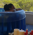 Vick Hope durante o parto caseiro   Foto: Reprodução/Instagram/Calvin Harris