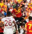 Helitão em ação pelo Göztepe, da Turquia  Foto: Mehmet Emin Menguarslan/Anadolu/Getty Images