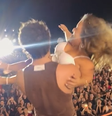 Nattan chama a mulher para o palco, a carrega no colo e oferece R$ 1 mil para que um homem a beijasse  Foto: Reprodução/Instagram