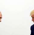 O presidente da Rússia, Vladimir Putin, frente a frente com o presidente dos Estados Unidos, Donald Trump  Foto: Reuters/Kevin Lamarque / BBC News Brasil