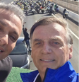 Deputado Gustavo Gayer (PL-GO) e Jair Bolsonaro (PL), durante ato no fim de julho passado; Alexandre de Moraes negou visita do parlamentar ao ex-presidente, que cumpre prisão domiciliar  Foto: Reprodução/Instagram
