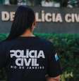 Policiais civis da 78ª DP (Fonseca), em conjunto com agentes das guardas municipais, prenderam a estelionatária  Foto: Divulgação/Polícia Civil 