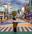 A placa diz 'sala de escape, metade do preço' numa popular rua de pedestres em Seul. A cidade tem a missão de evitar a crescente solidão entre seus habitantes  Foto: Getty Images / BBC News Brasil