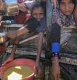 Mulheres palestinas se amontoam para conseguir comida na Cidade de Gaza  Foto: ANSA / Ansa - Brasil