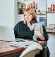 Cada vez mais brasileiros trabalham como PJ, mas, para mulheres, isso representa desafios adicionais quando engravidam  Foto: Getty Images / BBC News Brasil