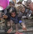 Crianças em Gaza se amontoam em busca de um pouco de comida  Foto: ANSA / Ansa - Brasil