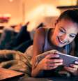 Muitos jovens mudam a velocidade de reprodução na hora de escutar um áudio ou ver um vídeo  Foto: Getty Images / BBC News Brasil