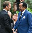 O presidente francês, Emmanuel Macron, cumprimenta o presidente camaronês, Paul Biya, no cemitério nacional de Boulouris-sur-Mer, no sudeste da França, em 15 de agosto de 2024. Foto de arquivo.  Foto: © Christophe Simon / AFP / RFI