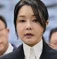 Kim Keon Hee compareceu a um tribunal em Seul nesta terça-feira  Foto: DW / Deutsche Welle