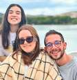Carolina Arruda em foto ao lado dos familiares  Foto: Instagram/@caarrudar / Reprodução