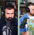 Taylor Swift durante participação no podcast com os irmãos Travis e Jason Kelce. Na imagem, é exibida a capa do seu novo álbum  Foto: Wondery/Taylor Swift / BBC News Brasil