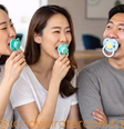 Uso de chupetas em adultos vira tendência na China  Foto: Reprodução/TikTok