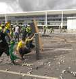 Cena de vandalismo no dia 8 de janeiro de 2023 em frente ao Palácio do Planalto  Foto: Joedson Alves/Agência Brasil / Estadão