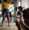 Fenômeno é antigo, mas tomou uma nova dimensão com as redes sociais, em que curtidas e compartilhamentos incentivam pessoas a se exporem cada vez mais  Foto: Getty Images / BBC News Brasil