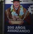 Em La Paz, um cartaz do presidente Luis Arce exibe a frase "200 anos olhando para frente", em referência às eleições presidenciais e legislativas de domingo, em 14 de agosto de 2025.  Foto: AP - Natacha Pisarenko / RFI