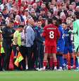 Jogadores de Liverpool e Bournemouth durante paralisação   Foto: Robbie Jay Barratt/AMA/Getty Images