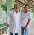 O Dr. João David de Souza Neto, ao lado do paciente Antônio Moura, que foi retransplantado.  Foto: Divulgação/Hospital de Messejana